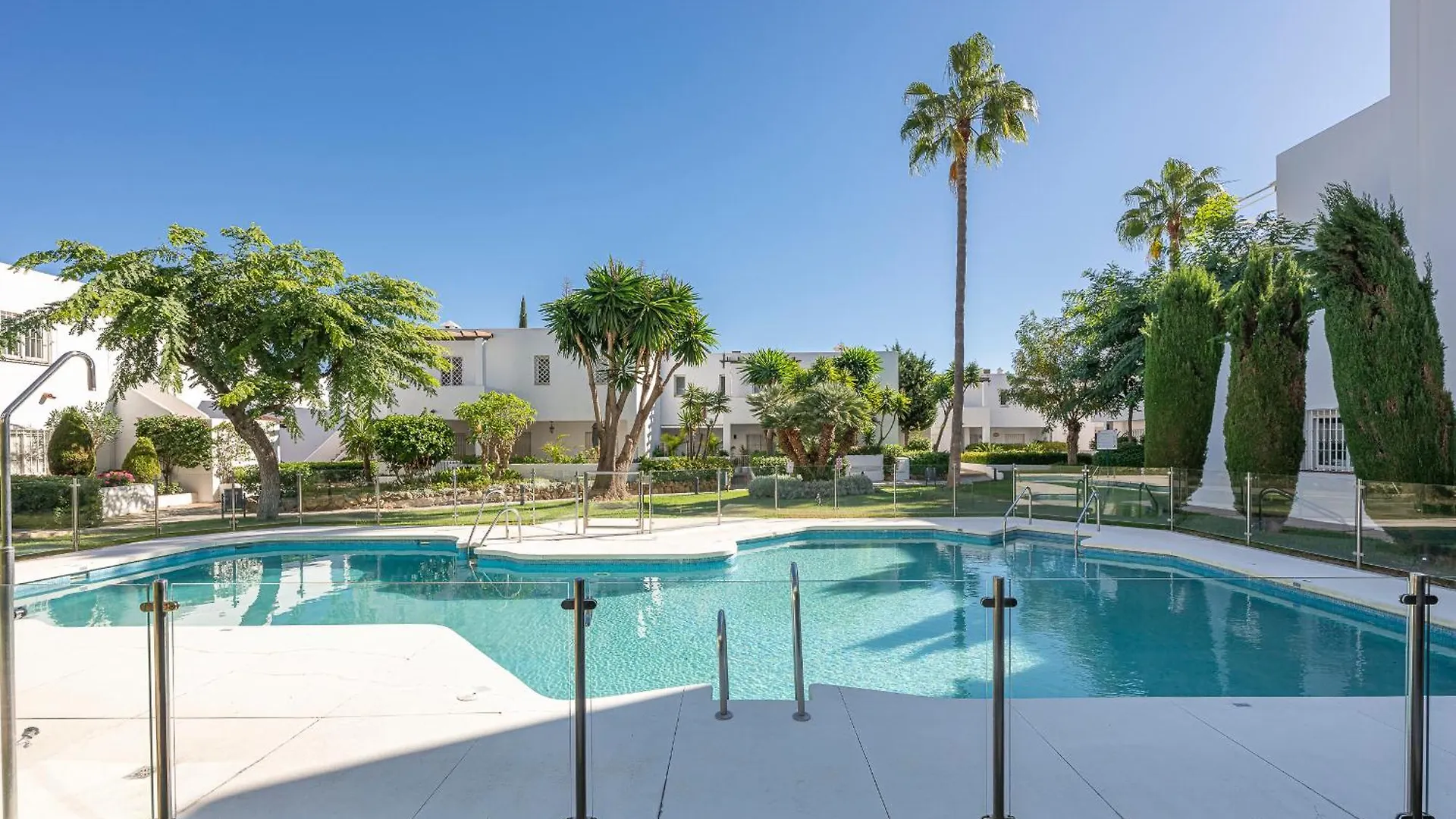Homestay Dolmen Group- Jardines Andalucia Banus Apartment Marbella