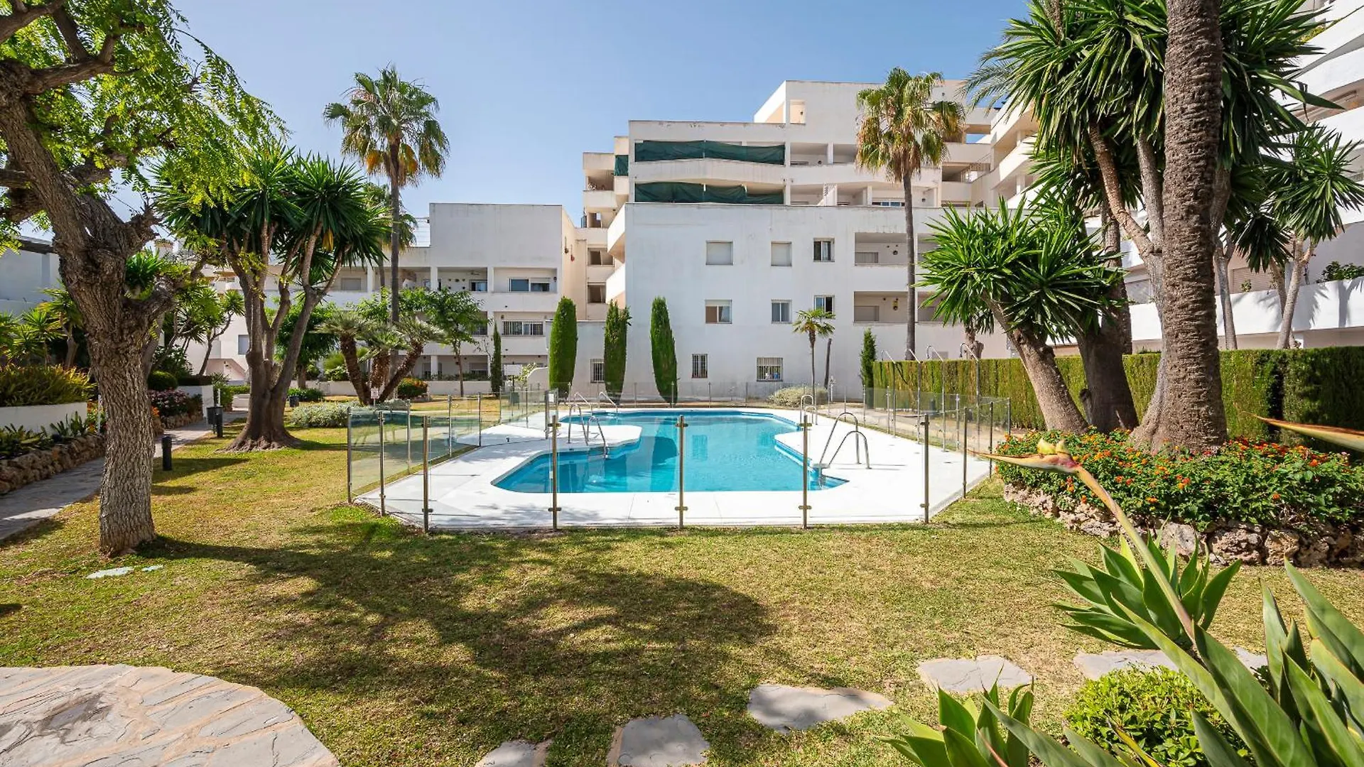 Homestay Dolmen Group- Jardines Andalucia Banus Apartment Marbella