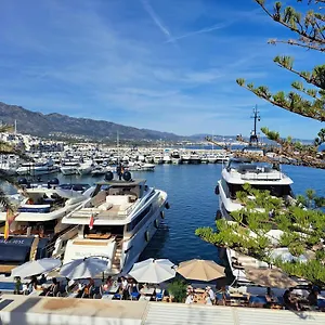 Private In Huge Penthouse 1st Line Puerto Banus, Incredible Views, Jacuzzis Habitación en casa particular